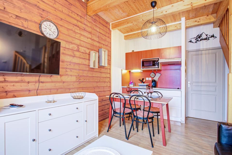 Kitchen or kitchenette, Dining area, stove