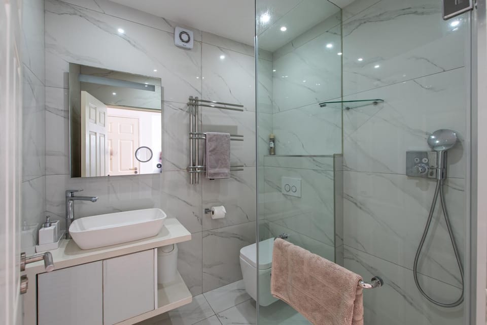 Shower, Toilet, Bathroom, towels