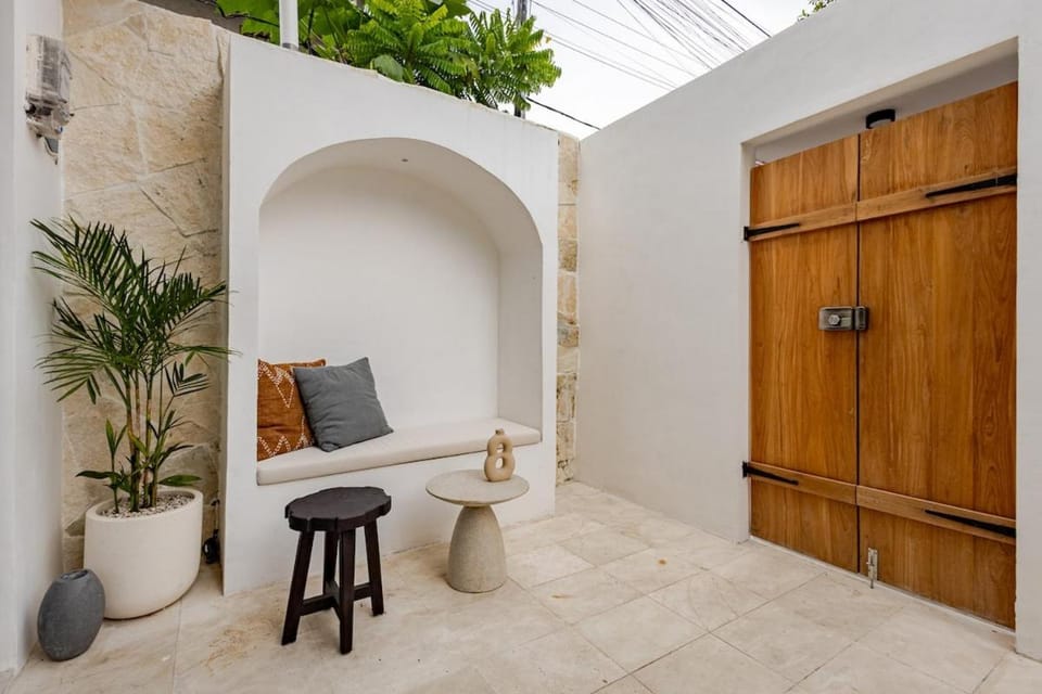 Facade/entrance, Swimming pool