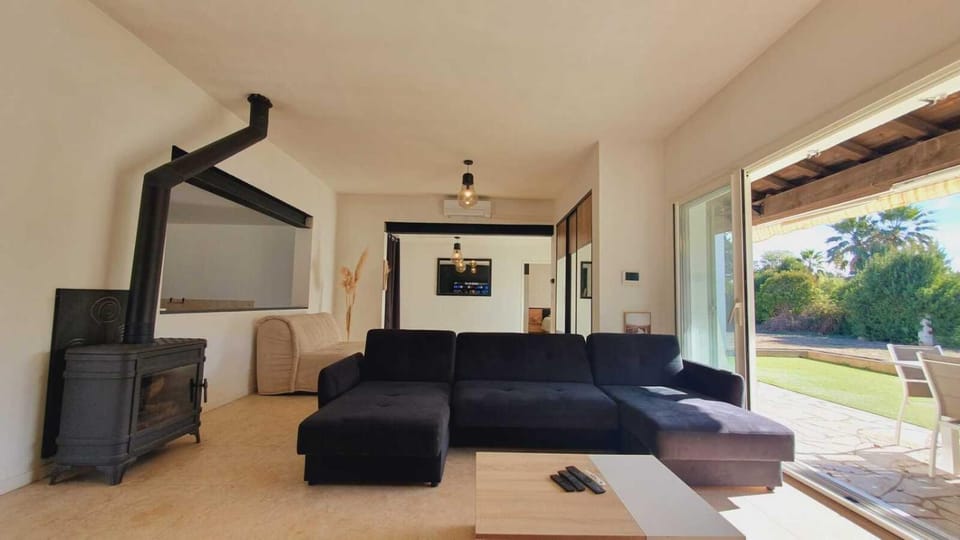 Communal lounge/ TV room, TV and multimedia, Living room, Seating area, air conditioner