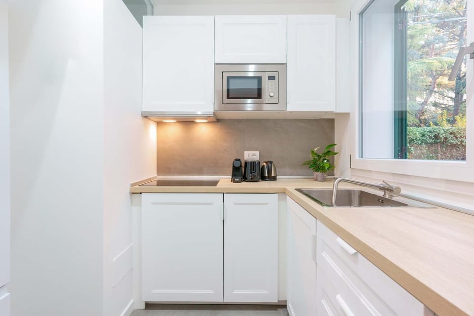 Coffee/tea facilities, Kitchen or kitchenette, stove, toaster