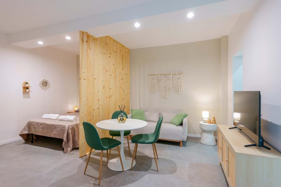 Bed, TV and multimedia, Living room, Photo of the whole room, Seating area, Dining area, Bedroom