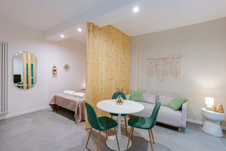 Bed, Living room, Photo of the whole room, Seating area, Bedroom