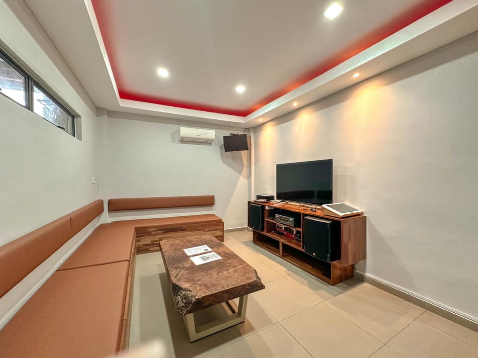 Karaoke, Entertainment