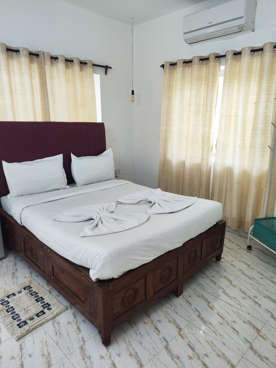 Photo of the whole room, Bedroom