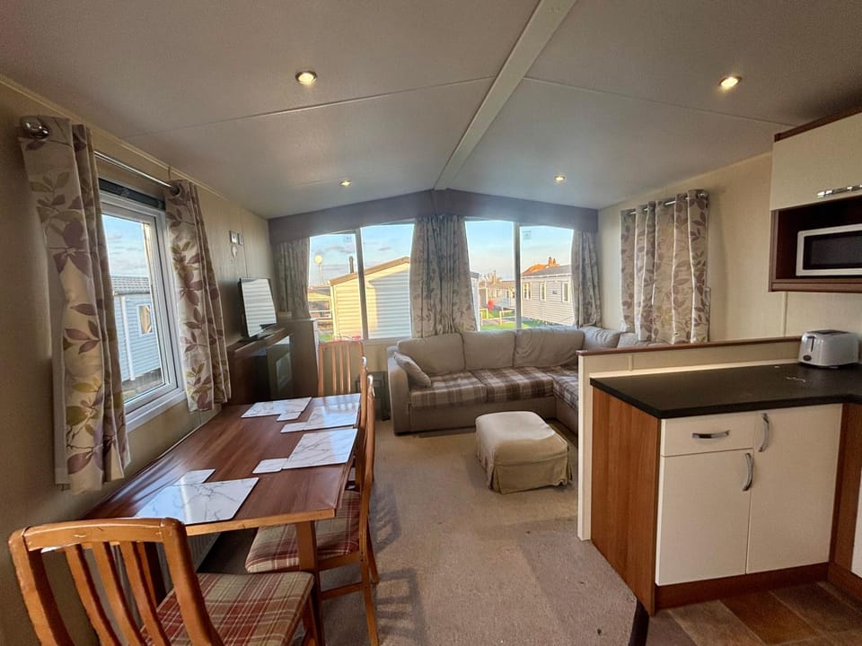 Relax By The Coast - Spacious 6-sleeper Caravan Campground/ 
RV Resort in Leysdown-on-Sea