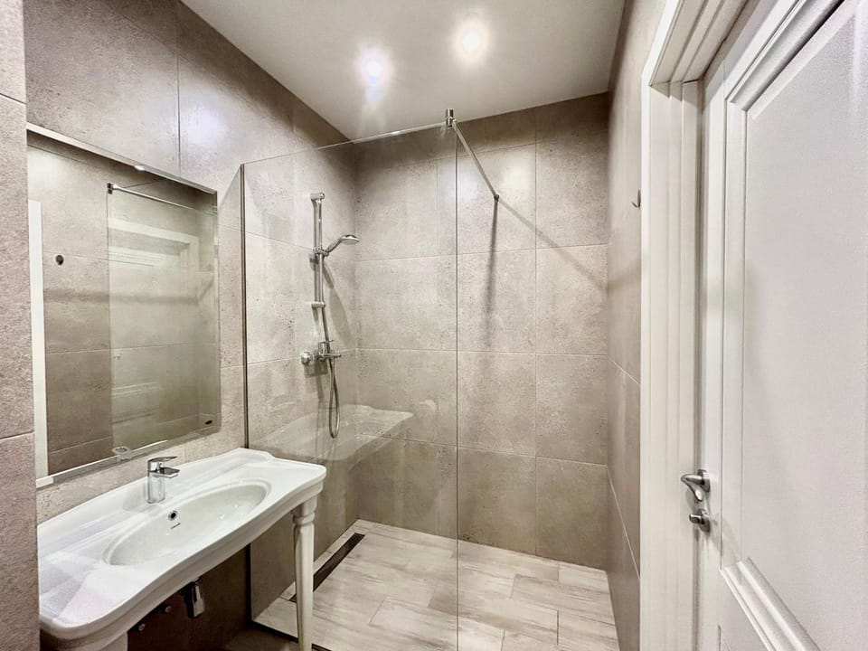 Shower, towels