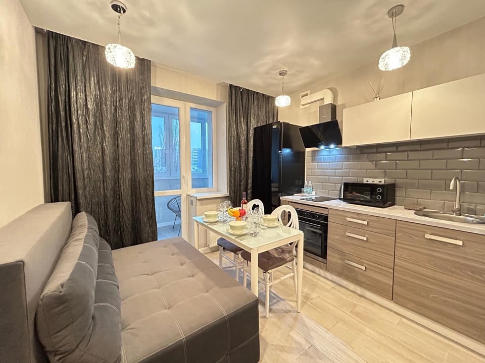 Kitchen or kitchenette, Dining area, oven
