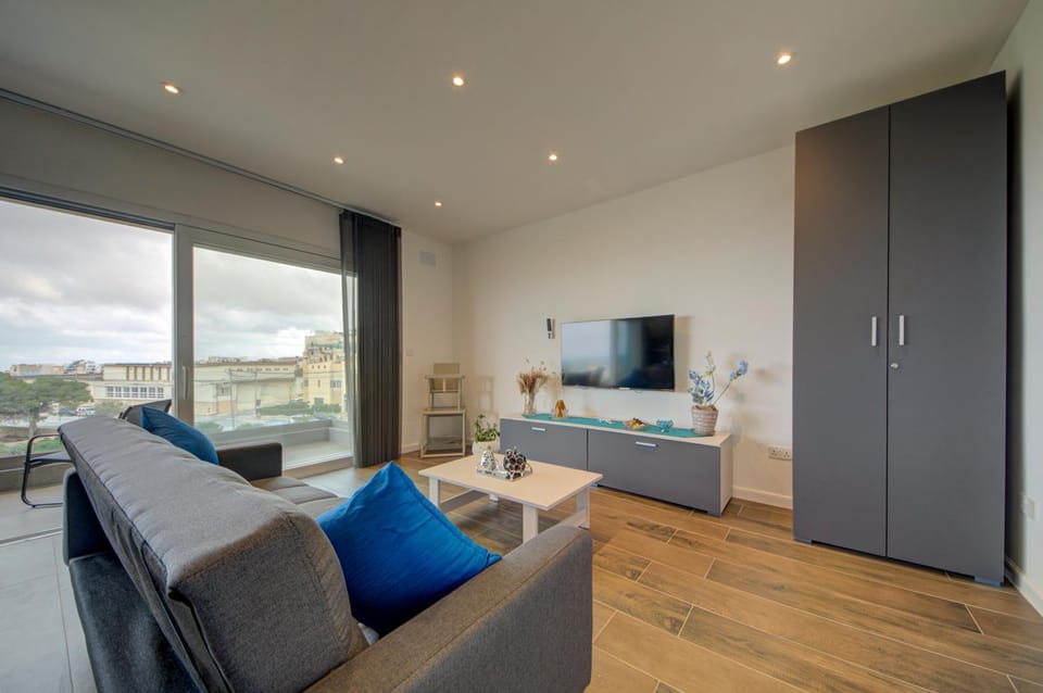 Communal lounge/ TV room, TV and multimedia, Living room, Seating area, Evening entertainment