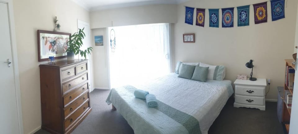 Bed, Decorative detail, Bedroom, towels