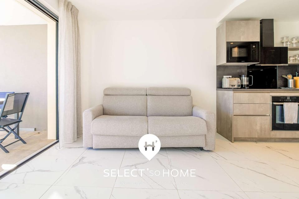 Coffee/tea facilities, Kitchen or kitchenette, Living room, Dining area