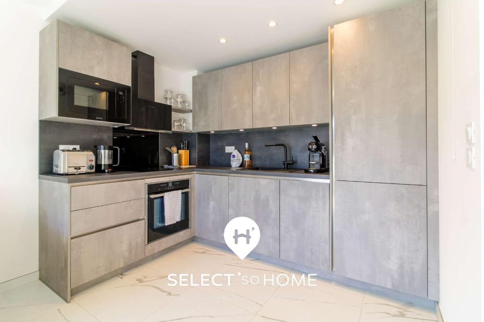 Coffee/tea facilities, Kitchen or kitchenette, dishwasher, oven, stove, toaster