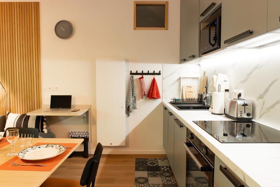 Coffee/tea facilities, Seating area, Dining area, internet, microwave, oven, stove, toaster, kitchen