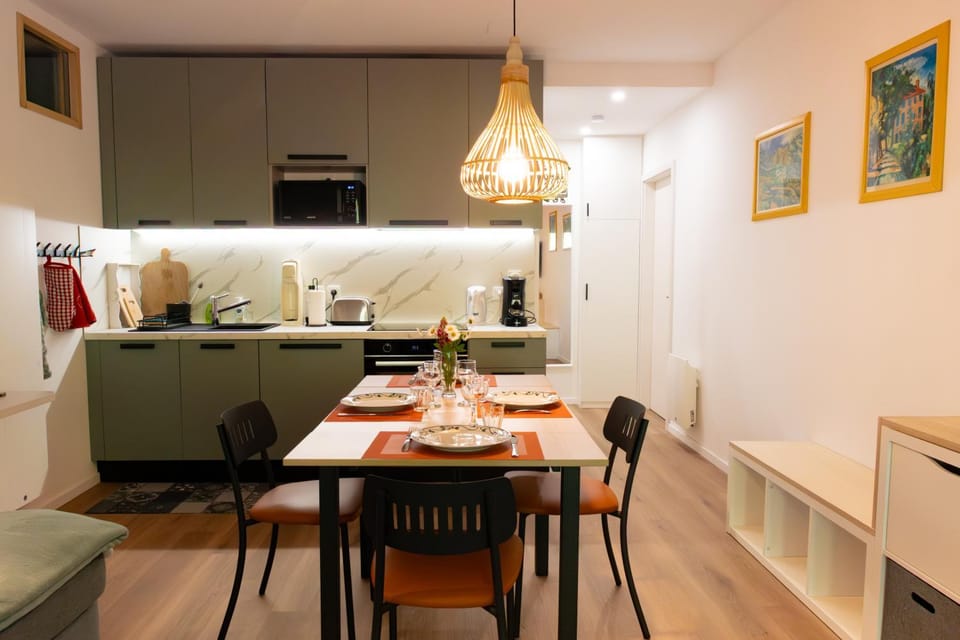 Coffee/tea facilities, dishwasher, internet, microwave, oven, stove, toaster, washing machine, kitchen