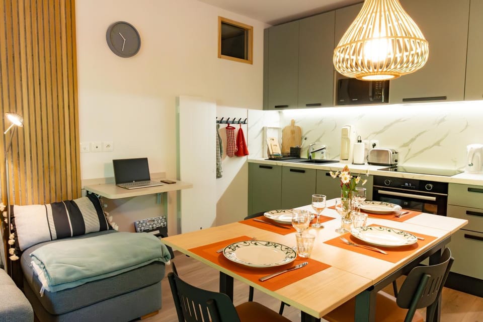 Communal lounge/ TV room, Coffee/tea facilities, Living room, Seating area, Dining area, internet, microwave, oven, toaster, kitchen