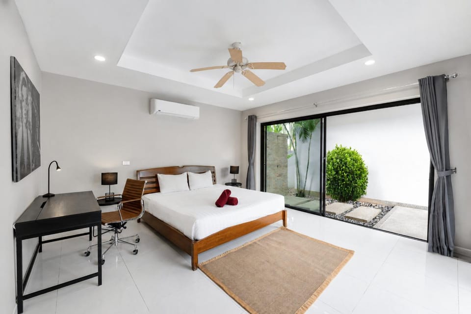 Bed, Photo of the whole room, Seating area, Bedroom, air conditioner