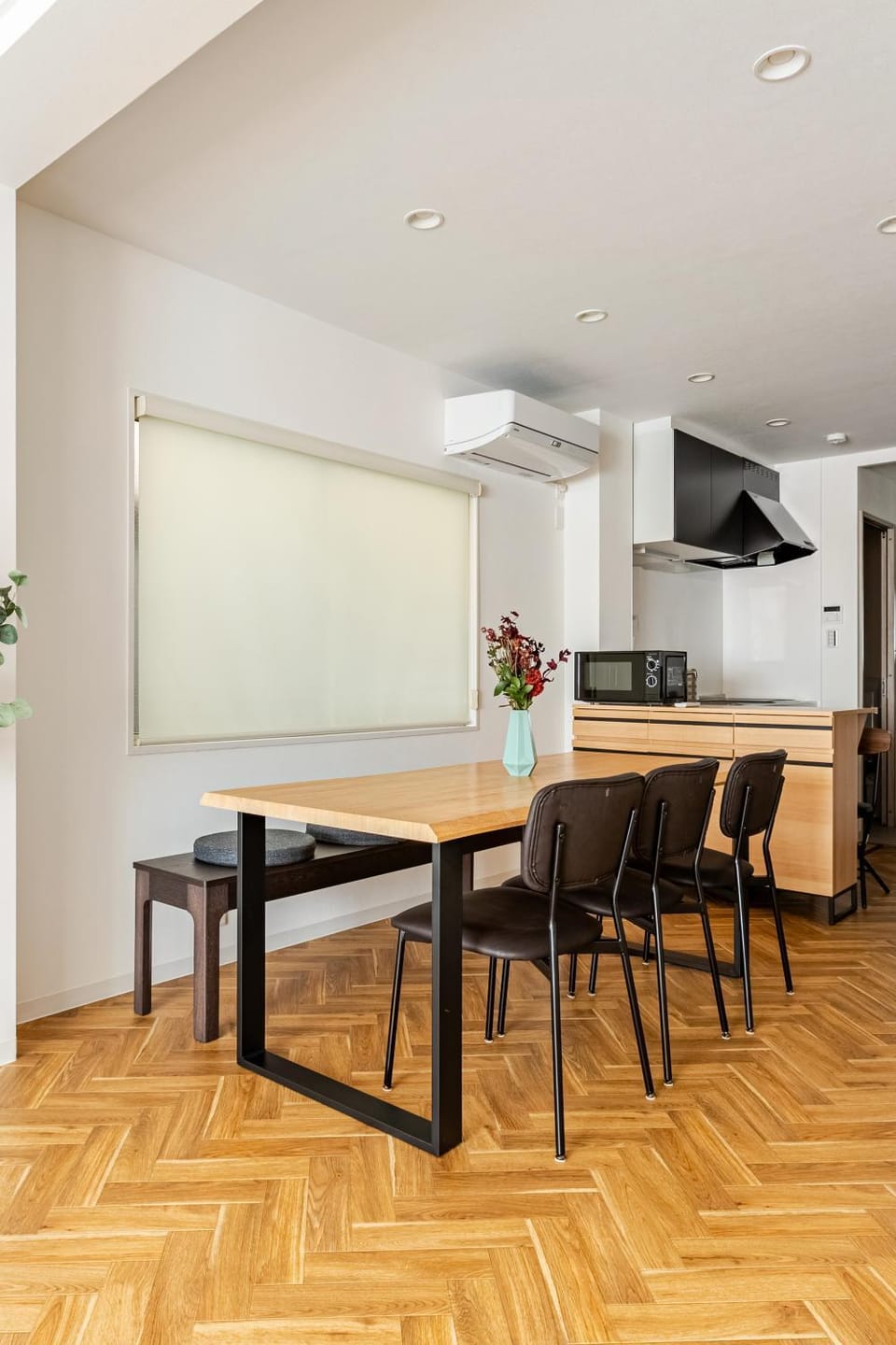 Kitchen or kitchenette, Dining area, microwave, stove