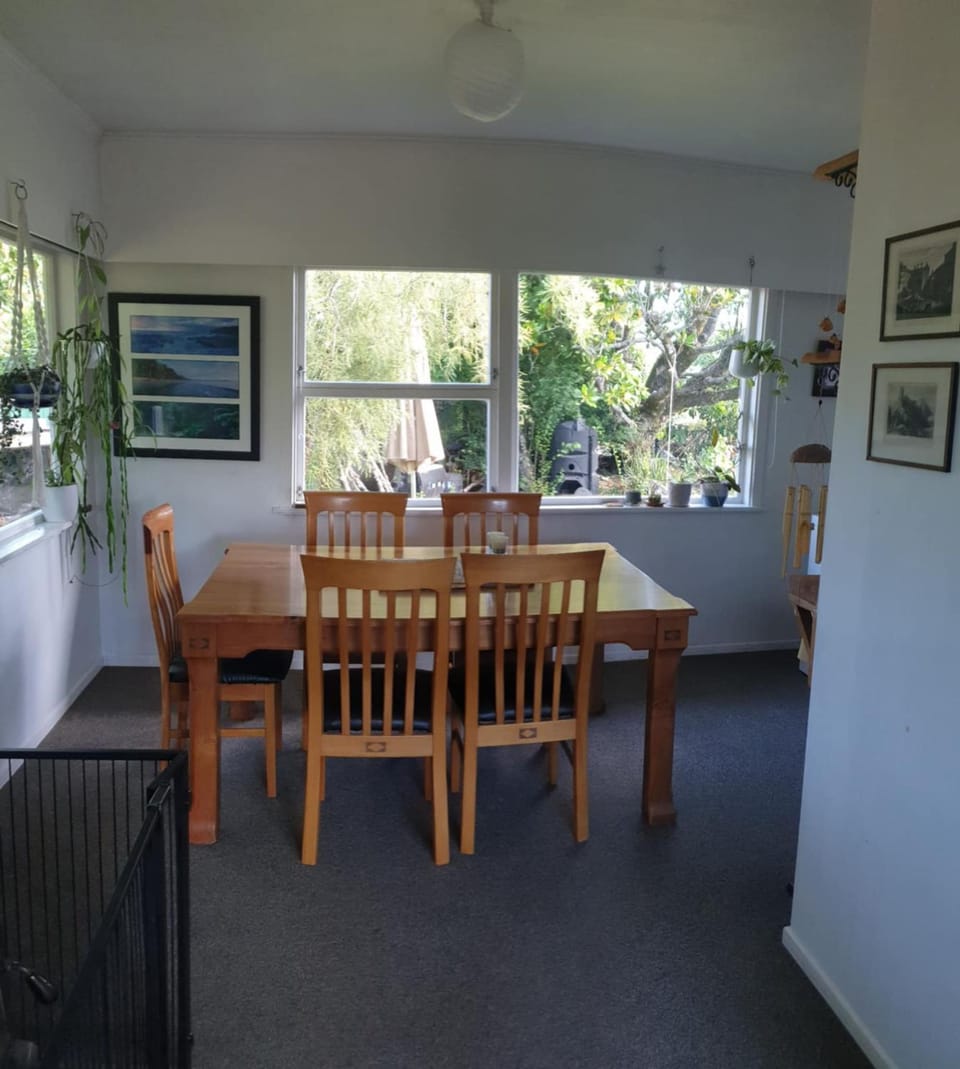 Dining area, fireplace