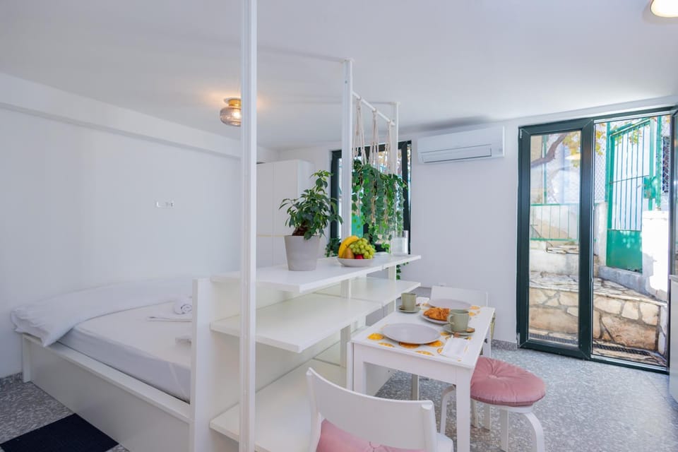 Bed, Dining area, Bedroom