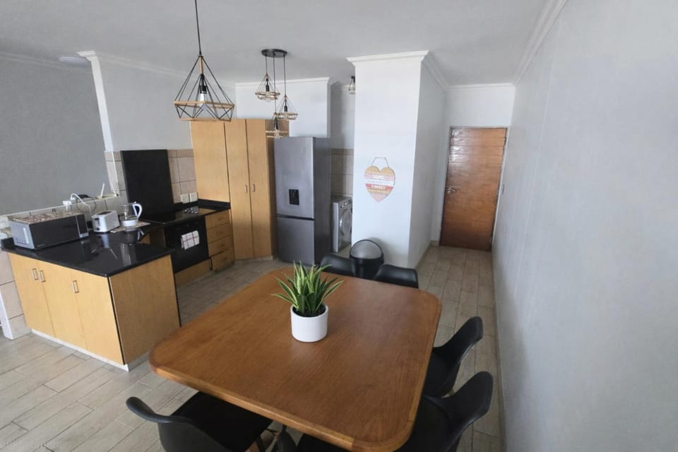 Beachfront 3-Bedroom Apartment with Huge Balcony & Panoramic Sea Views - Amanzimtoti Apartment in KwaZulu-Natal