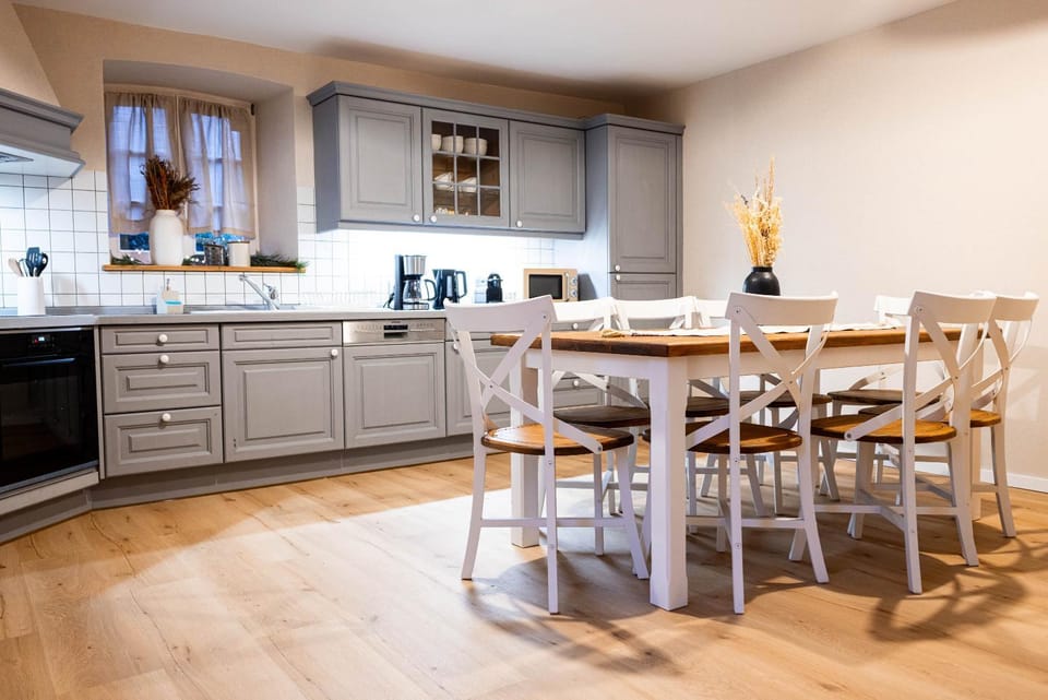 Dining area, dishwasher, minibar, oven