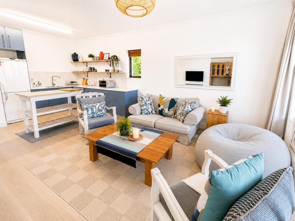 TV and multimedia, Kitchen or kitchenette, Living room, Seating area, Dining area