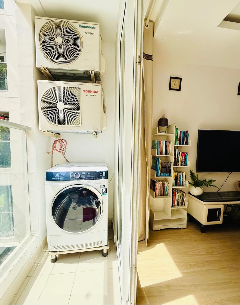 Communal lounge/ TV room, Library, TV and multimedia, Kitchen or kitchenette, Evening entertainment, fireplace, air conditioner