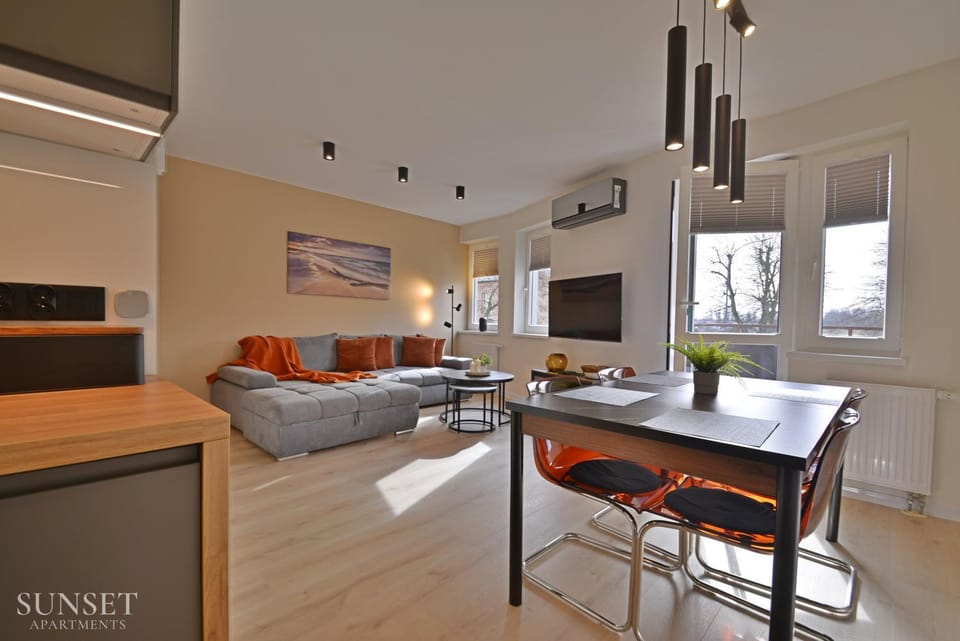 TV and multimedia, Kitchen or kitchenette, Living room, Seating area, Dining area