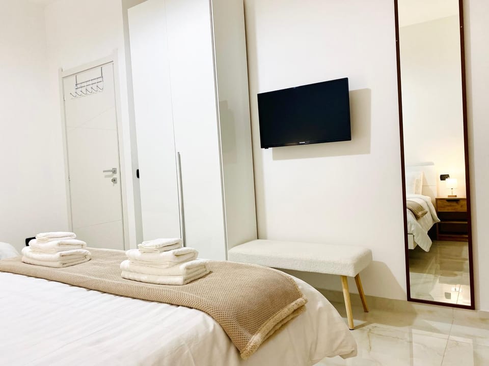 Bed, TV and multimedia, Bedroom, wardrobe