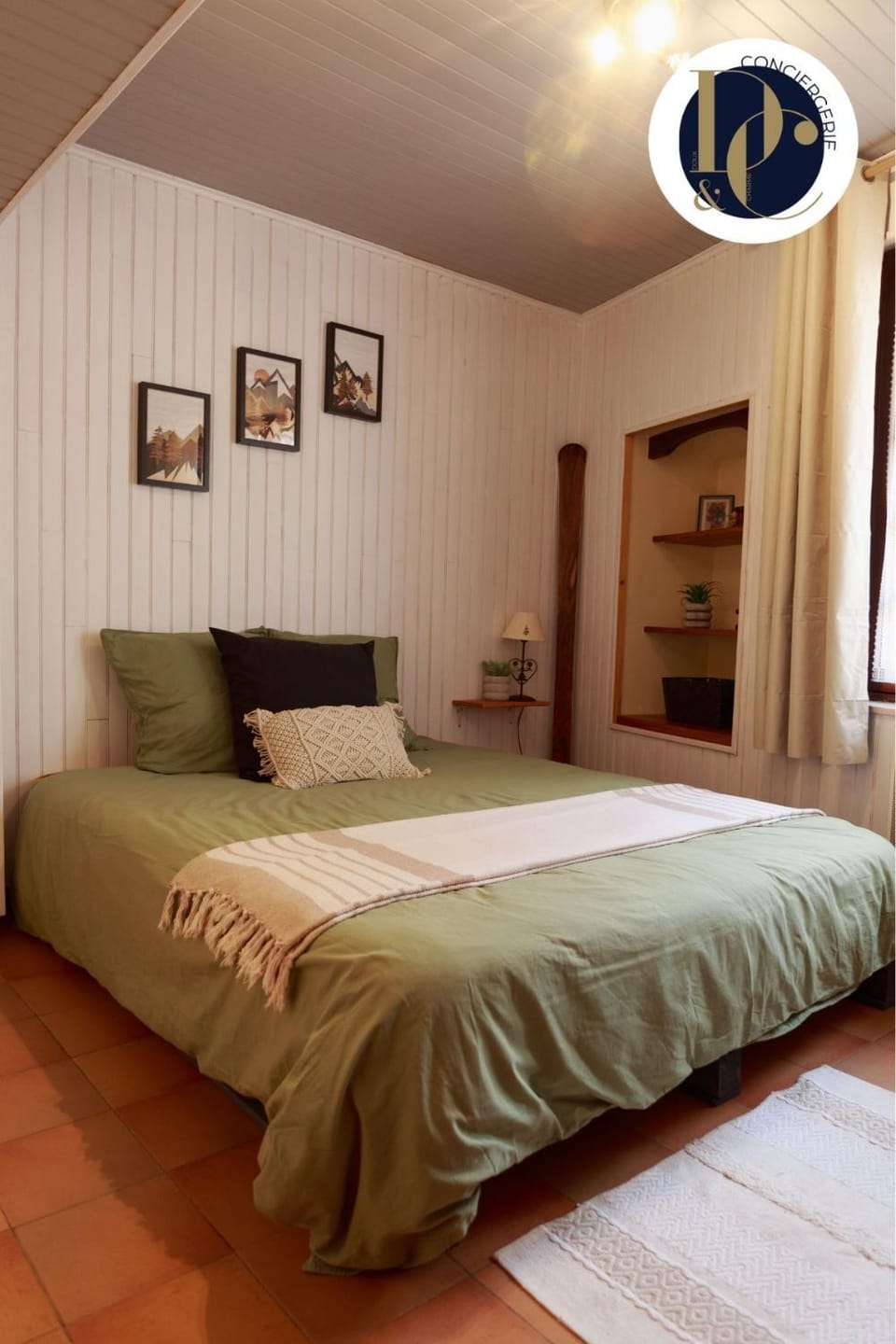 Photo of the whole room, Bedroom