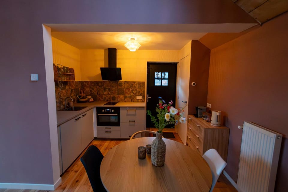 Houten B&B met keuken en tuin, vlakbij Bergen op Zoom House in Zeeland, Netherlands