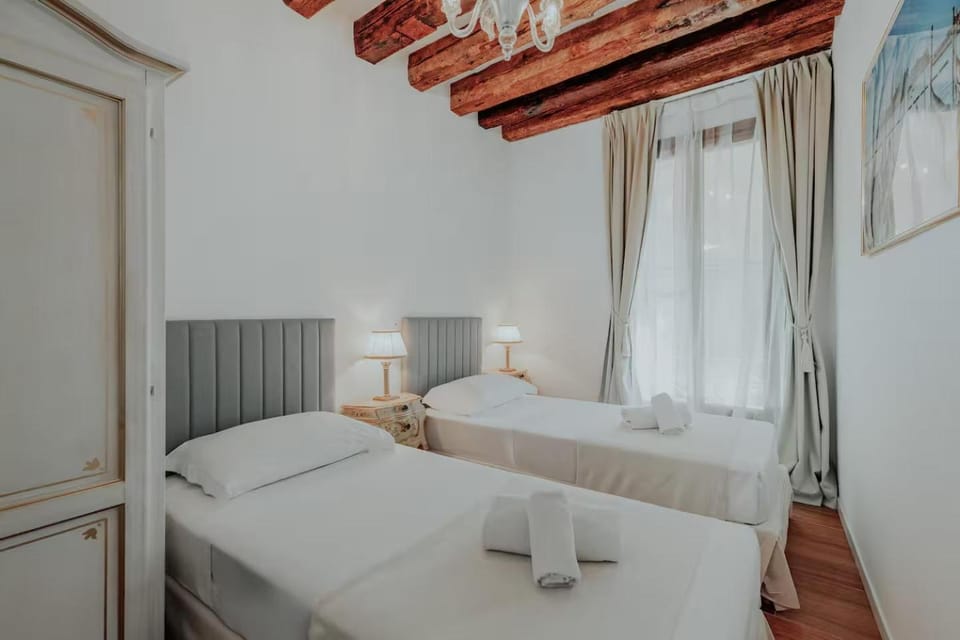 Bed, towels
