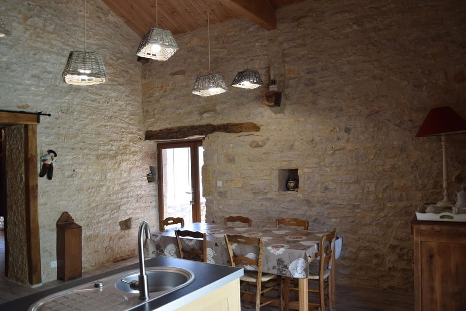 Gîte le Safranier Maison ancienne avec piscine couverte et chauffée House in Saint-Antonin-Noble-Val