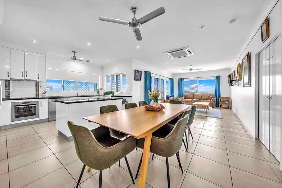 Panoramic Oceanview Villa Villa in Bowen