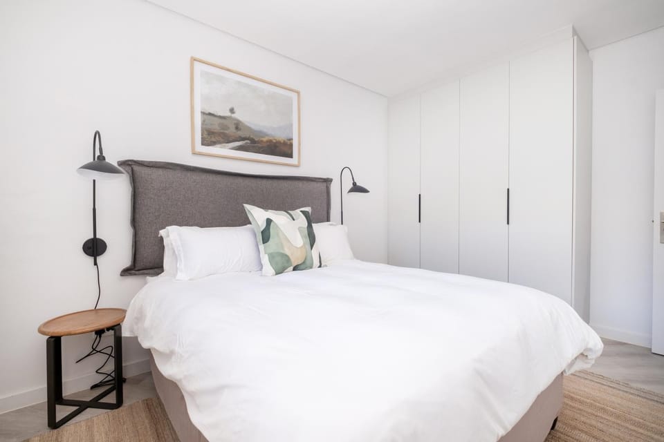 116 Paarl - Lux 1 Bedroom Apt with AC and Parking Apartment in Cape Town