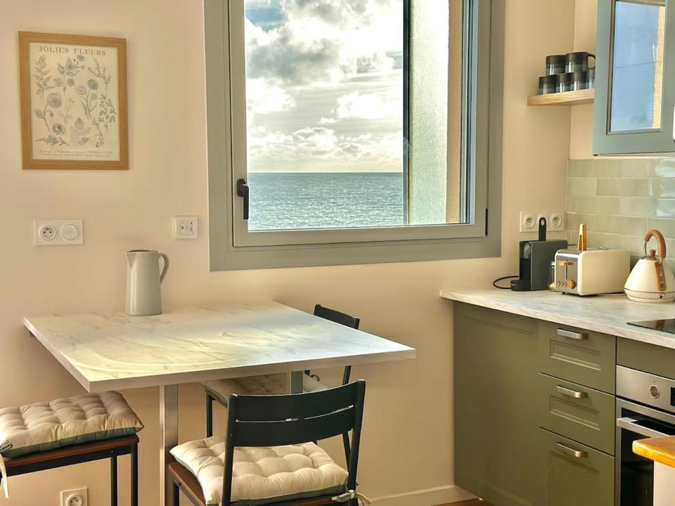 Coffee/tea facilities, Dining area, stove, toaster
