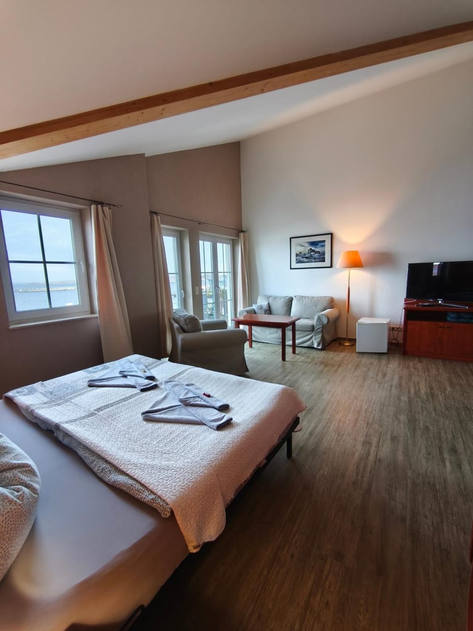 Bed, TV and multimedia, Living room, Photo of the whole room, Seating area, Bedroom, towels