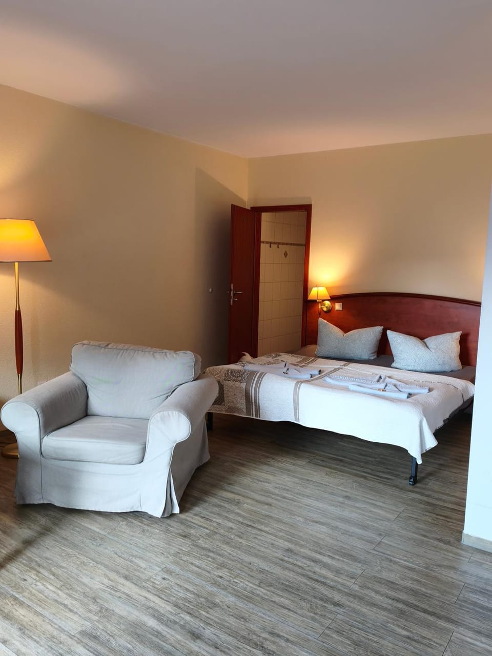 Bed, Photo of the whole room, Bedroom