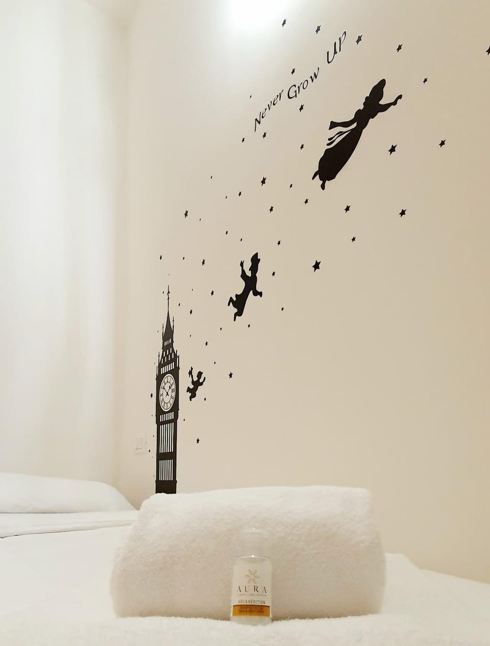Bed, Decorative detail, Bedroom, children, children, young children, young children, older children, older children, towels