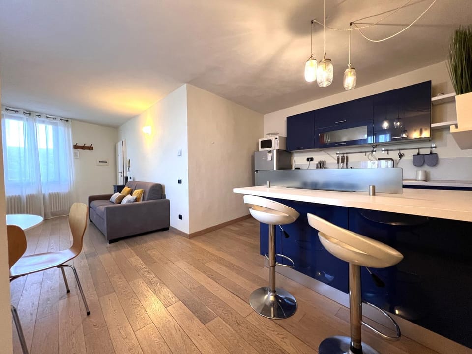 Kitchen or kitchenette, Seating area, Dining area, stove