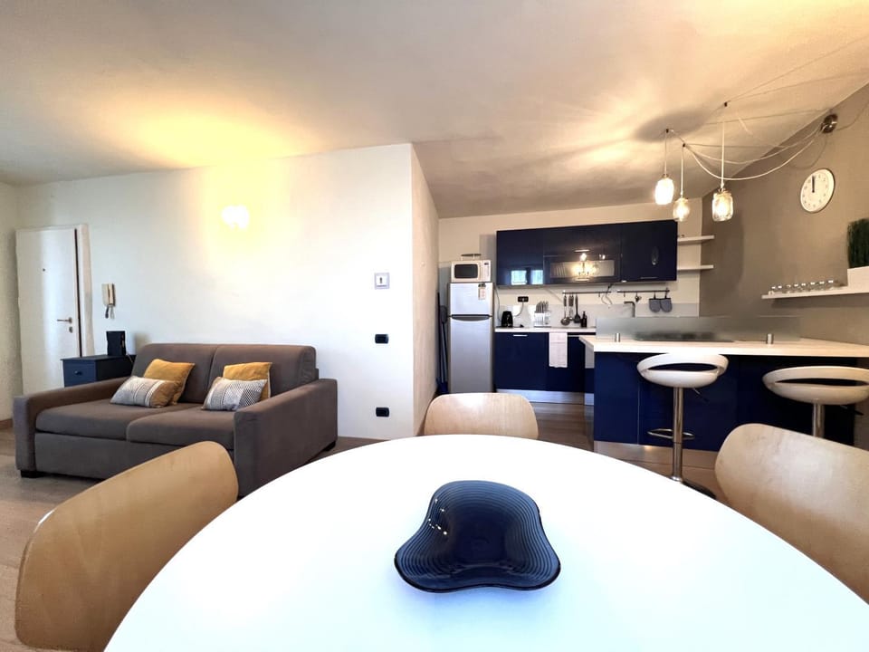 Kitchen or kitchenette, Living room, Seating area, Dining area, stove