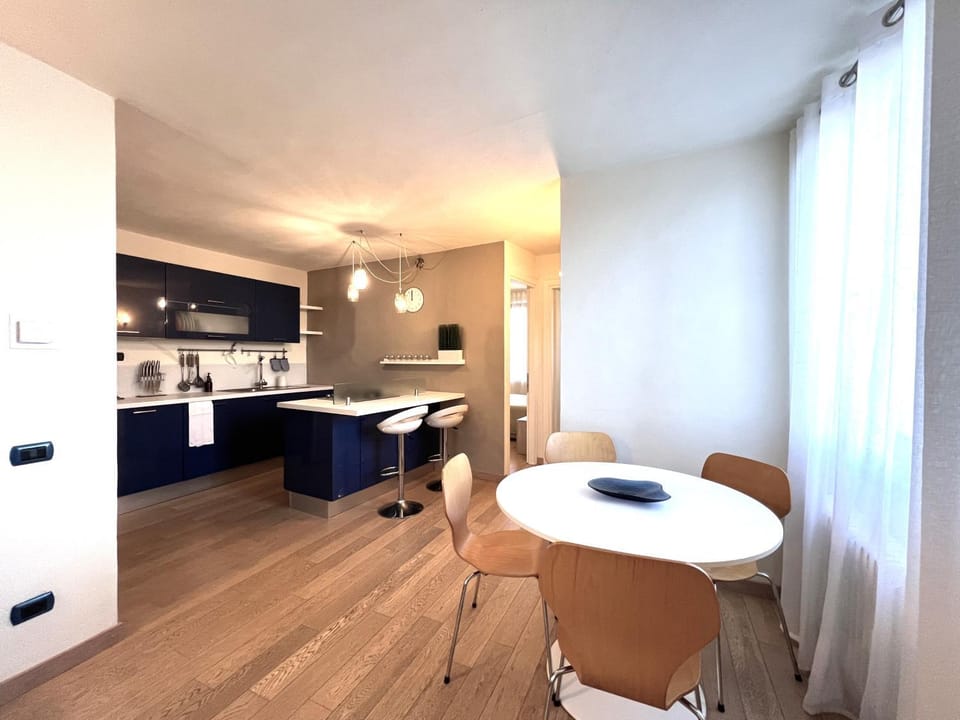 Kitchen or kitchenette, Dining area, oven, stove