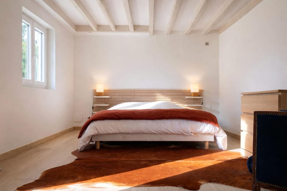 Photo of the whole room, Bedroom