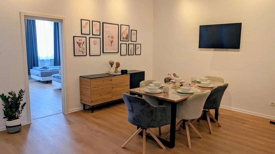 TV and multimedia, Living room, Seating area, Dining area