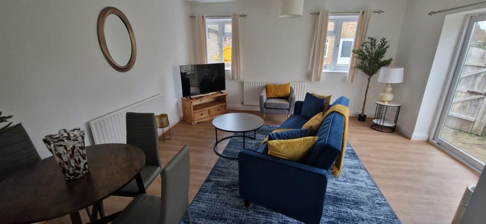 Communal lounge/ TV room, Living room, Seating area, Evening entertainment