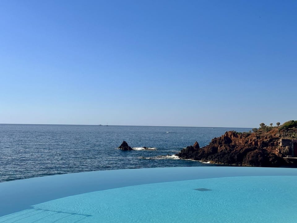 Natural landscape, View (from property/room), Balcony/Terrace, Beach, Pool view, Sea view, Swimming pool, sunbed
