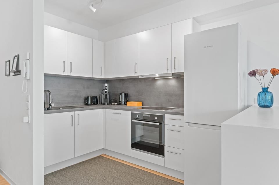 Coffee/tea facilities, Kitchen or kitchenette, dishwasher, oven, stove, toaster