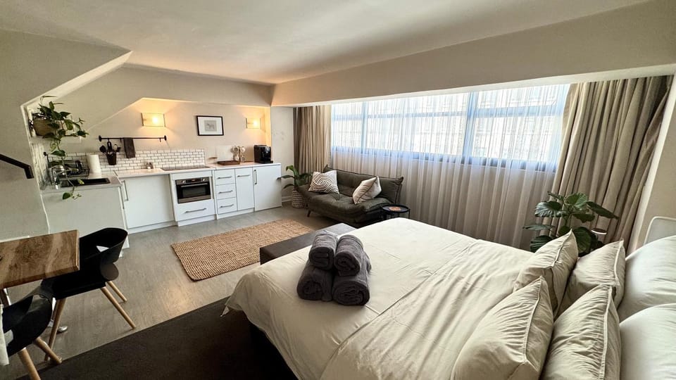 Bed, towels
