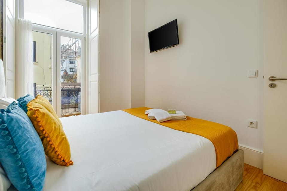 Bed, TV and multimedia, Photo of the whole room, Bedroom, towels