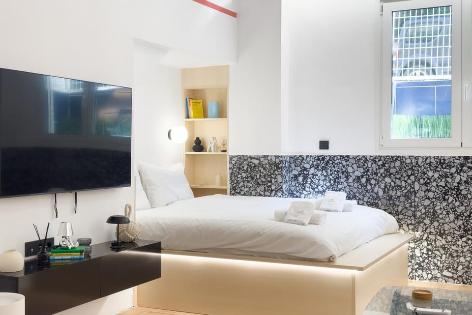 Bed, Seating area
